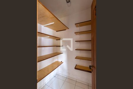 Casa de condomínio para alugar com 3m², 4 quartos e 2 vagas Casa de condomínio para alugar com 3m², 4 quartos e 2 vagasCloset Quarto 1