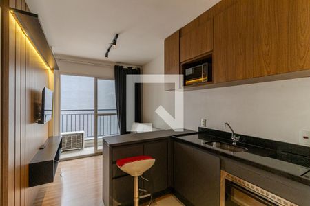 Sala e cozinha de apartamento para alugar com 1 quarto, 28m² em República, São Paulo