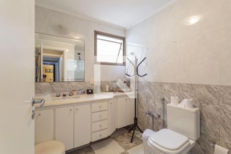 Apartamento à venda com 250m², 4 quartos e 3 vagas Apartamento à venda com 250m², 4 quartos e 3 vagasBanheiro da Suíte 1