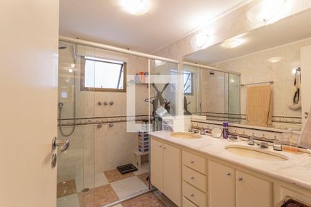 Apartamento à venda com 250m², 4 quartos e 3 vagas Apartamento à venda com 250m², 4 quartos e 3 vagasBanheiro da Suíte 3