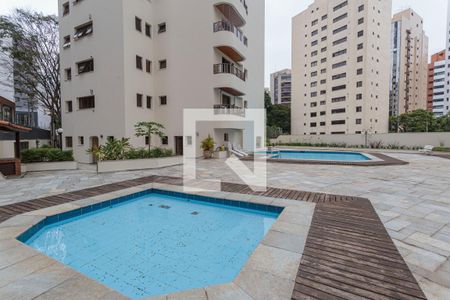 Apartamento à venda com 250m², 4 quartos e 3 vagas Apartamento à venda com 250m², 4 quartos e 3 vagasÁrea comum - Piscina