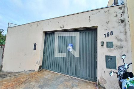 Casa à venda com 242m², 3 quartos e 10 vagas Casa à venda com 242m², 3 quartos e 10 vagasFachada do Prédio