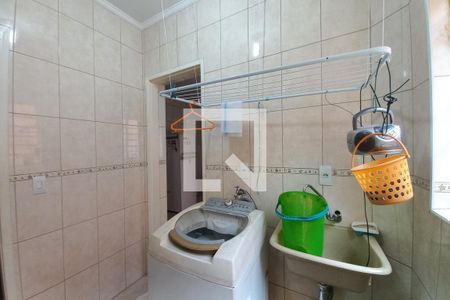 Casa à venda com 242m², 3 quartos e 10 vagas Casa à venda com 242m², 3 quartos e 10 vagasÁrea de Serviço