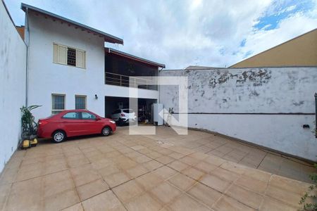 Casa à venda com 242m², 3 quartos e 10 vagas Casa à venda com 242m², 3 quartos e 10 vagasFachada do prédio
