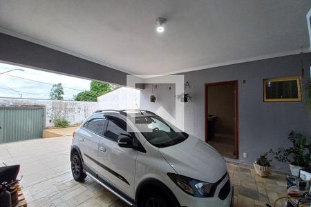 Casa à venda com 242m², 3 quartos e 10 vagas Casa à venda com 242m², 3 quartos e 10 vagasGaragem