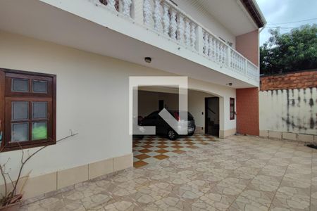 Casa à venda com 190m², 3 quartos e 5 vagas Casa à venda com 190m², 3 quartos e 5 vagasQuintal - Garagem