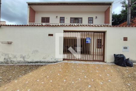 Casa à venda com 190m², 3 quartos e 5 vagas Casa à venda com 190m², 3 quartos e 5 vagasFachada