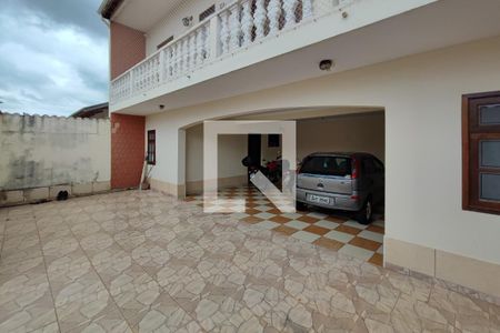 Casa à venda com 190m², 3 quartos e 5 vagas Casa à venda com 190m², 3 quartos e 5 vagasQuintal - Garagem