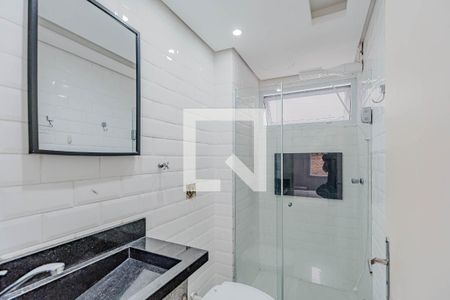 Banheiro de apartamento à venda com 1 quarto, 37m² em Cristal, Porto Alegre