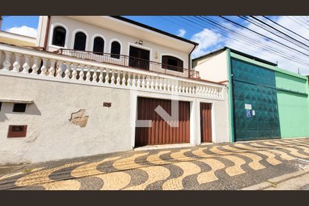 Casa à venda com 220m², 3 quartos e 4 vagas Casa à venda com 220m², 3 quartos e 4 vagasFachada