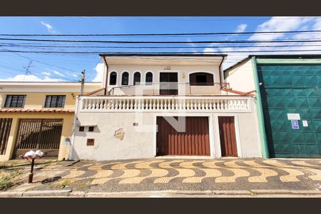 Casa à venda com 220m², 3 quartos e 4 vagas Casa à venda com 220m², 3 quartos e 4 vagasFachada