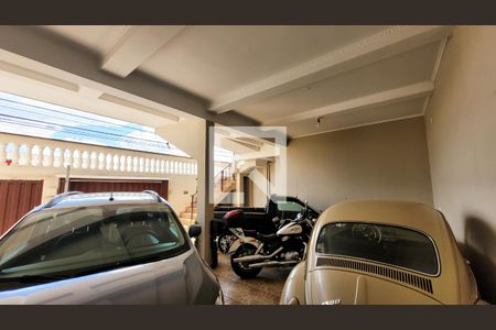 Casa à venda com 220m², 3 quartos e 4 vagas Casa à venda com 220m², 3 quartos e 4 vagasGaragem