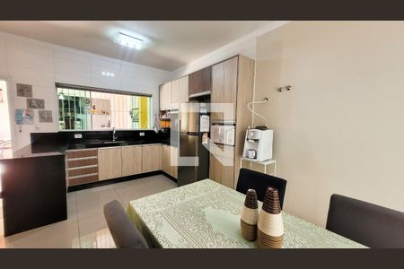 Casa à venda com 220m², 3 quartos e 4 vagas Casa à venda com 220m², 3 quartos e 4 vagasCozinha