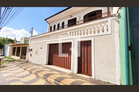 Casa à venda com 220m², 3 quartos e 4 vagas Casa à venda com 220m², 3 quartos e 4 vagasFachada