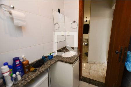 Banheiro social de apartamento para alugar com 2 quartos, 76m² em São Paulo, Belo Horizonte