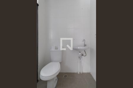 Banheiro de kitnet/studio para alugar com 1 quarto, 28m² em Vila Ré, São Paulo