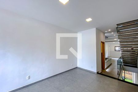 Sala de casa à venda com 3 quartos, 160m² em Vila Bertioga, São Paulo