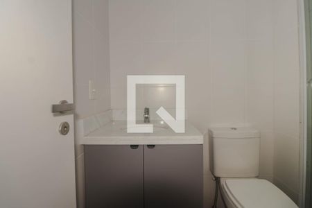 Banheiro de kitnet/studio para alugar com 1 quarto, 40m² em Jardim do Salso, Porto Alegre