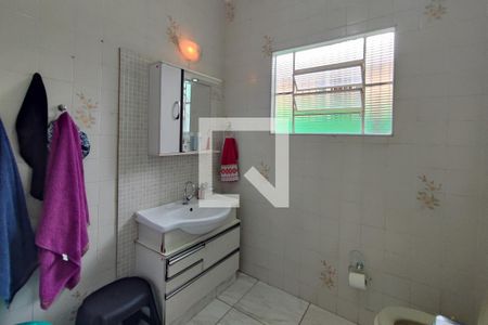 Casa à venda com 215m², 5 quartos e 2 vagas Casa à venda com 215m², 5 quartos e 2 vagasBanheiro 2