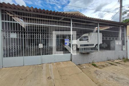 Casa à venda com 215m², 5 quartos e 2 vagas Casa à venda com 215m², 5 quartos e 2 vagasFachada