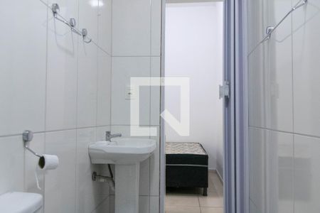 Banheiro de kitnet/studio para alugar com 1 quarto, 20m² em Bonfim, Belo Horizonte