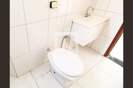 Banheiro Social de apartamento para alugar com 2 quartos, 62m² em Jardim Holanda, Uberlândia