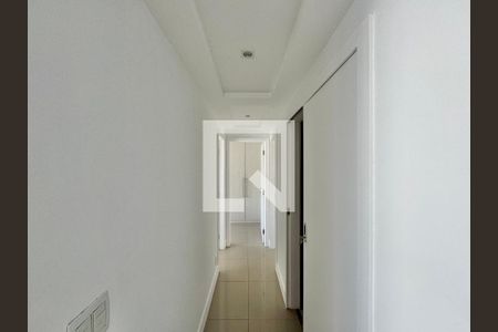 Corredor de apartamento para alugar com 3 quartos, 84m² em Recreio dos Bandeirantes, Rio de Janeiro