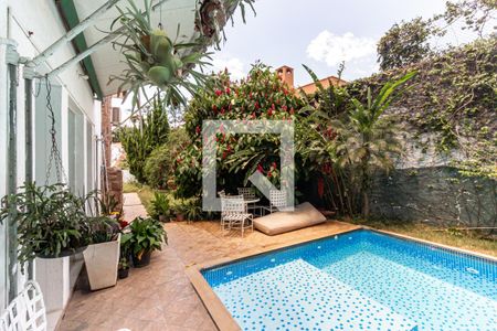 Casa à venda com 400m², 3 quartos e 10 vagas Casa à venda com 400m², 3 quartos e 10 vagasPiscina