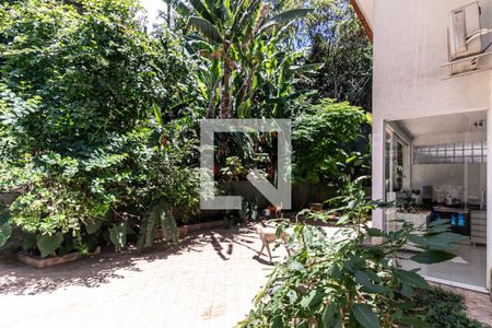 Casa à venda com 400m², 3 quartos e 10 vagas Casa à venda com 400m², 3 quartos e 10 vagasQuintal