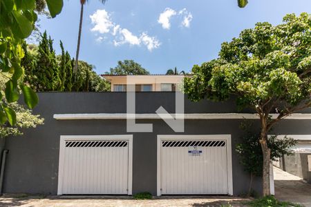 Casa à venda com 400m², 3 quartos e 10 vagas Casa à venda com 400m², 3 quartos e 10 vagasFachada