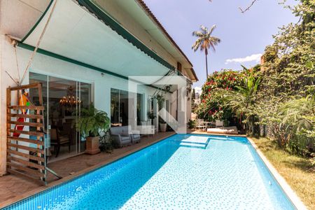 Casa à venda com 400m², 3 quartos e 10 vagas Casa à venda com 400m², 3 quartos e 10 vagasPiscina