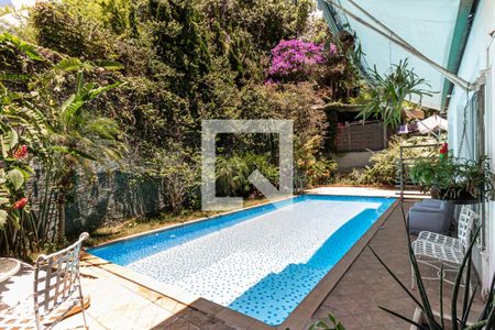 Casa à venda com 400m², 3 quartos e 10 vagas Casa à venda com 400m², 3 quartos e 10 vagasPiscina