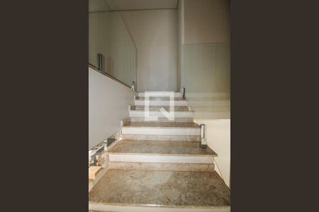 Casa à venda com 330m², 5 quartos e 3 vagas Casa à venda com 330m², 5 quartos e 3 vagasEscada