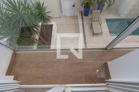 Casa à venda com 330m², 5 quartos e 3 vagas Casa à venda com 330m², 5 quartos e 3 vagasSacada do Quarto 4 (suíte)