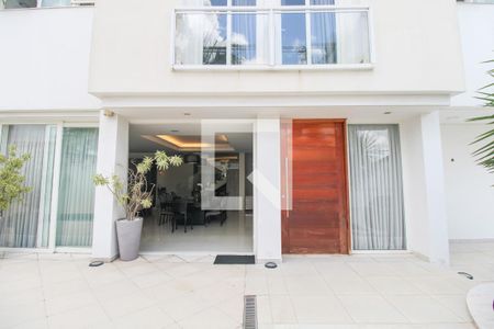 Casa à venda com 330m², 5 quartos e 3 vagas Casa à venda com 330m², 5 quartos e 3 vagasFachada