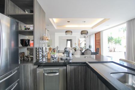 Casa à venda com 330m², 5 quartos e 3 vagas Casa à venda com 330m², 5 quartos e 3 vagasCozinha