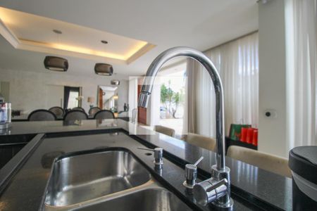 Casa à venda com 330m², 5 quartos e 3 vagas Casa à venda com 330m², 5 quartos e 3 vagasCozinha