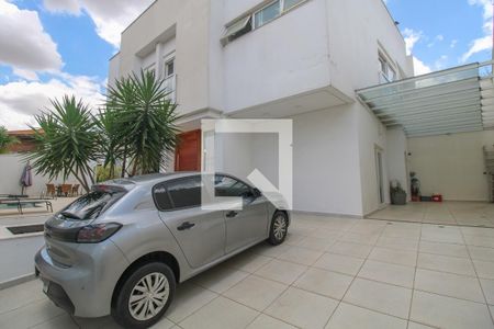 Casa à venda com 330m², 5 quartos e 3 vagas Casa à venda com 330m², 5 quartos e 3 vagasPiscina e Garagem