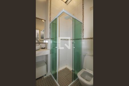 Casa à venda com 330m², 5 quartos e 3 vagas Casa à venda com 330m², 5 quartos e 3 vagasBanheiro da área da churrasqueira