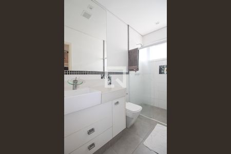 Casa à venda com 330m², 5 quartos e 3 vagas Casa à venda com 330m², 5 quartos e 3 vagasBanheiro do Quarto 4 (suíte)