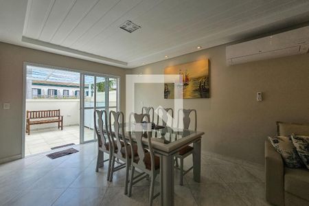 Sala de casa de condomínio para alugar com 4 quartos, 245m² em Vila Júlia, Guarujá