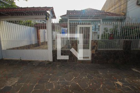 Casa à venda com 580m², 3 quartos e 7 vagas Casa à venda com 580m², 3 quartos e 7 vagasFachada