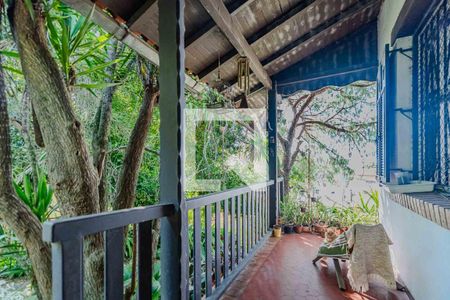 Casa à venda com 1028m², 4 quartos e 4 vagas Casa à venda com 1028m², 4 quartos e 4 vagasÁrea externa