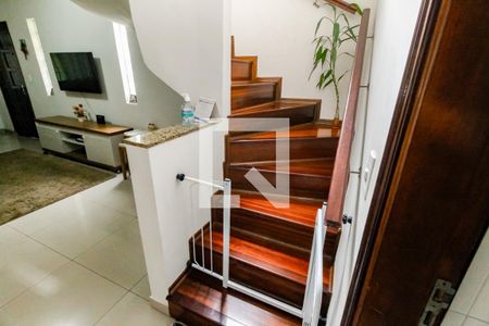 Escada acesso quartos de casa para alugar com 3 quartos, 134m² em Parque Arariba, São Paulo