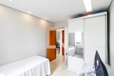 Quarto de apartamento à venda com 2 quartos, 70m² em Jardim Industrial, Contagem