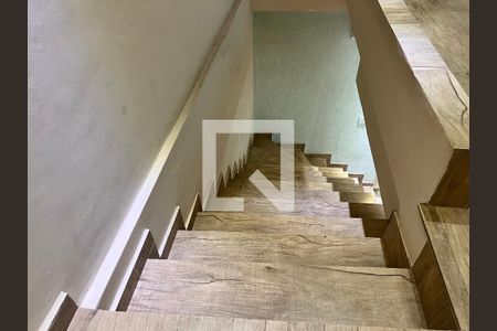 Casa para alugar com 180m², 2 quartos e sem vaga Casa para alugar com 180m², 2 quartos e sem vagaEscada segundo andar