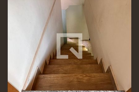 Casa para alugar com 180m², 2 quartos e sem vaga Casa para alugar com 180m², 2 quartos e sem vagaEscada terceiro andar