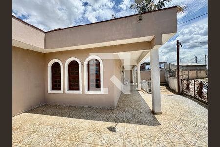 Casa à venda com 206m², 3 quartos e 3 vagas Casa à venda com 206m², 3 quartos e 3 vagasQuintal