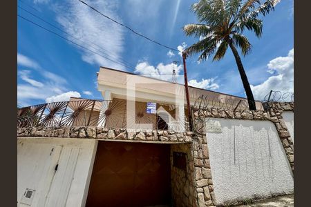 Casa à venda com 206m², 3 quartos e 3 vagas Casa à venda com 206m², 3 quartos e 3 vagasFachada e plaquinha instalada