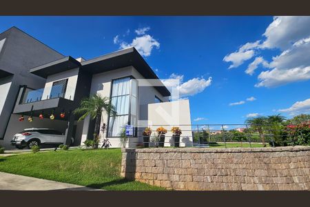 Casa de condomínio à venda com 350m², 3 quartos e 4 vagas Casa de condomínio à venda com 350m², 3 quartos e 4 vagasFachada